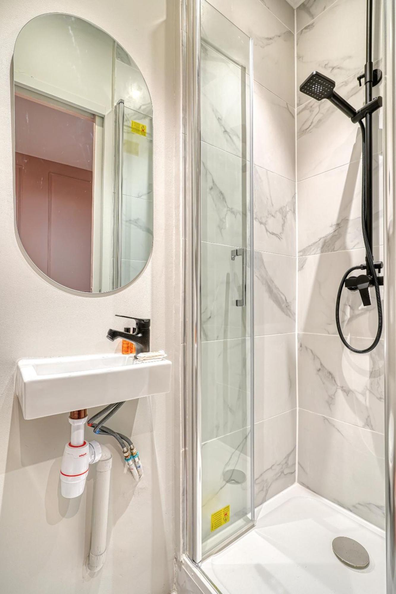 Suite Anna In Paris Republique Bilik gambar